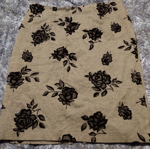 Premise Dresses & Skirts - Premise Studio Size 8 Pencil Skirt Gray with Black Roses Y2K